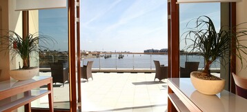 Ausblick auf den Hafen vom Restaurant Harbour View des ATLANTIC Hotel Wilhelmshaven